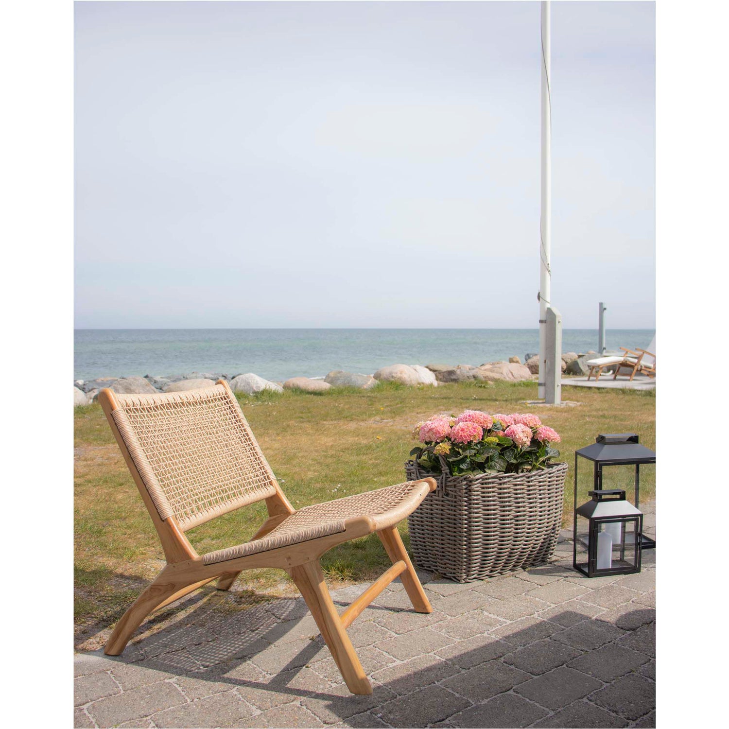 natur med teaktræ ben