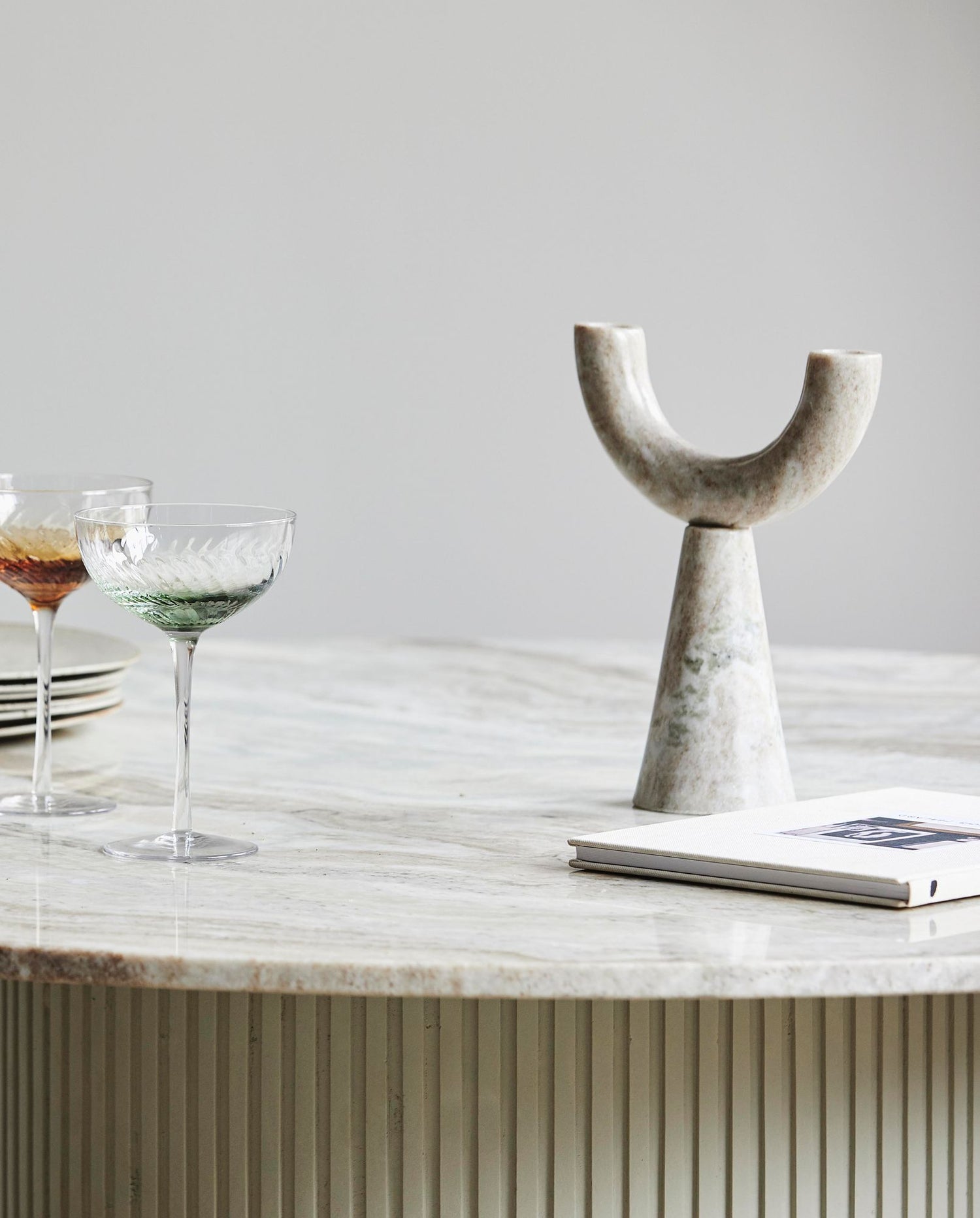 RIF lysestage i marmor - h26,5 cm - lys brun