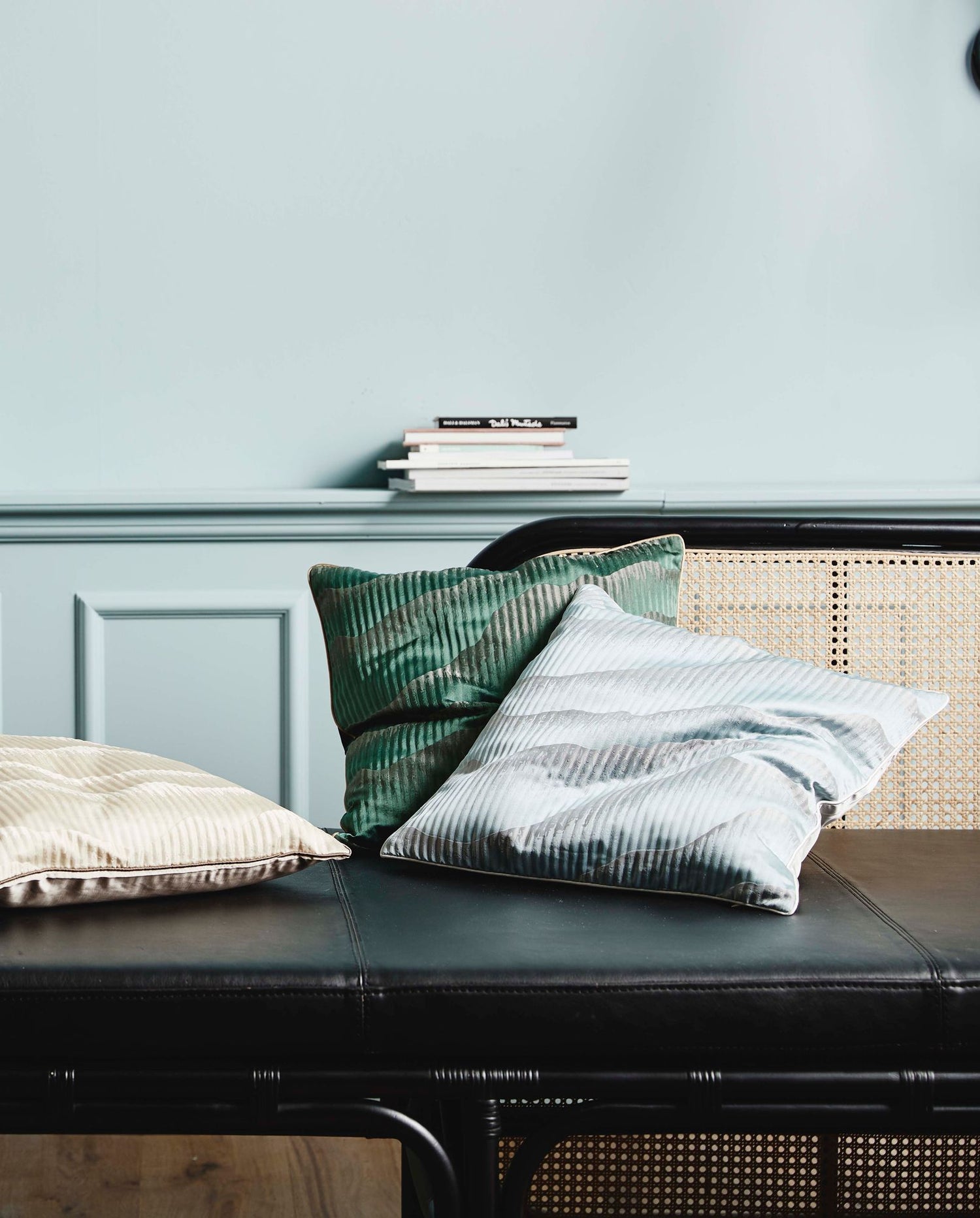 AVIOR pudebetræk i satin - 45x45 - lys blå/grå