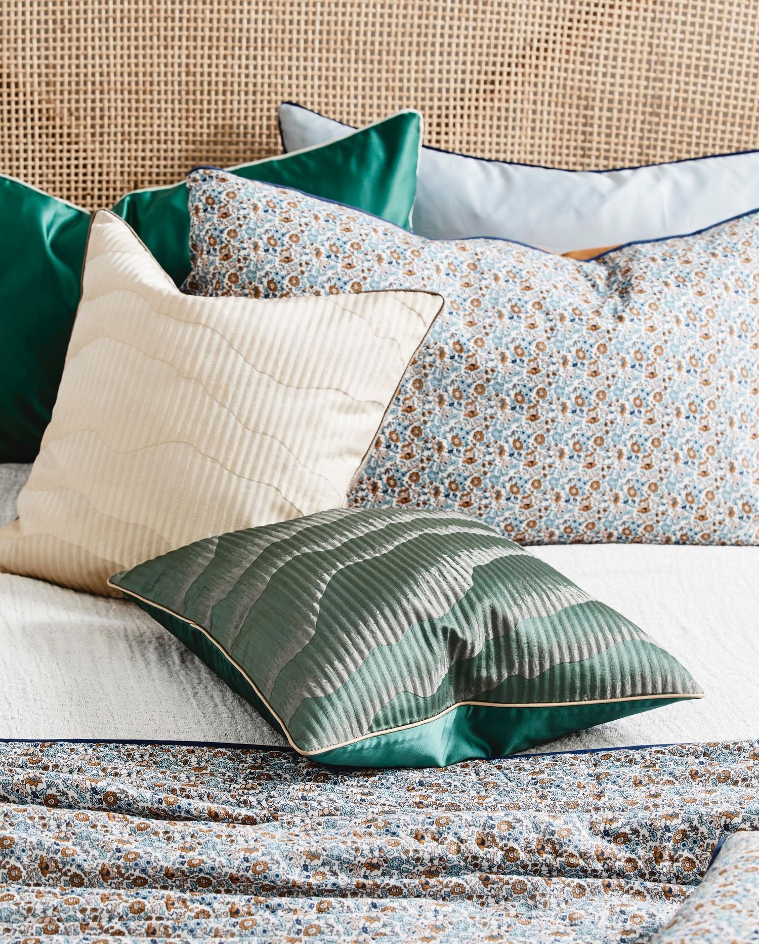 AVIOR pudebetræk i satin - 45x45 - mørkegrøn