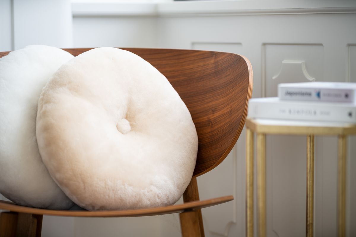 Lammeskindspude | Moccasin | Dobbeltsidet | Ø45 cm