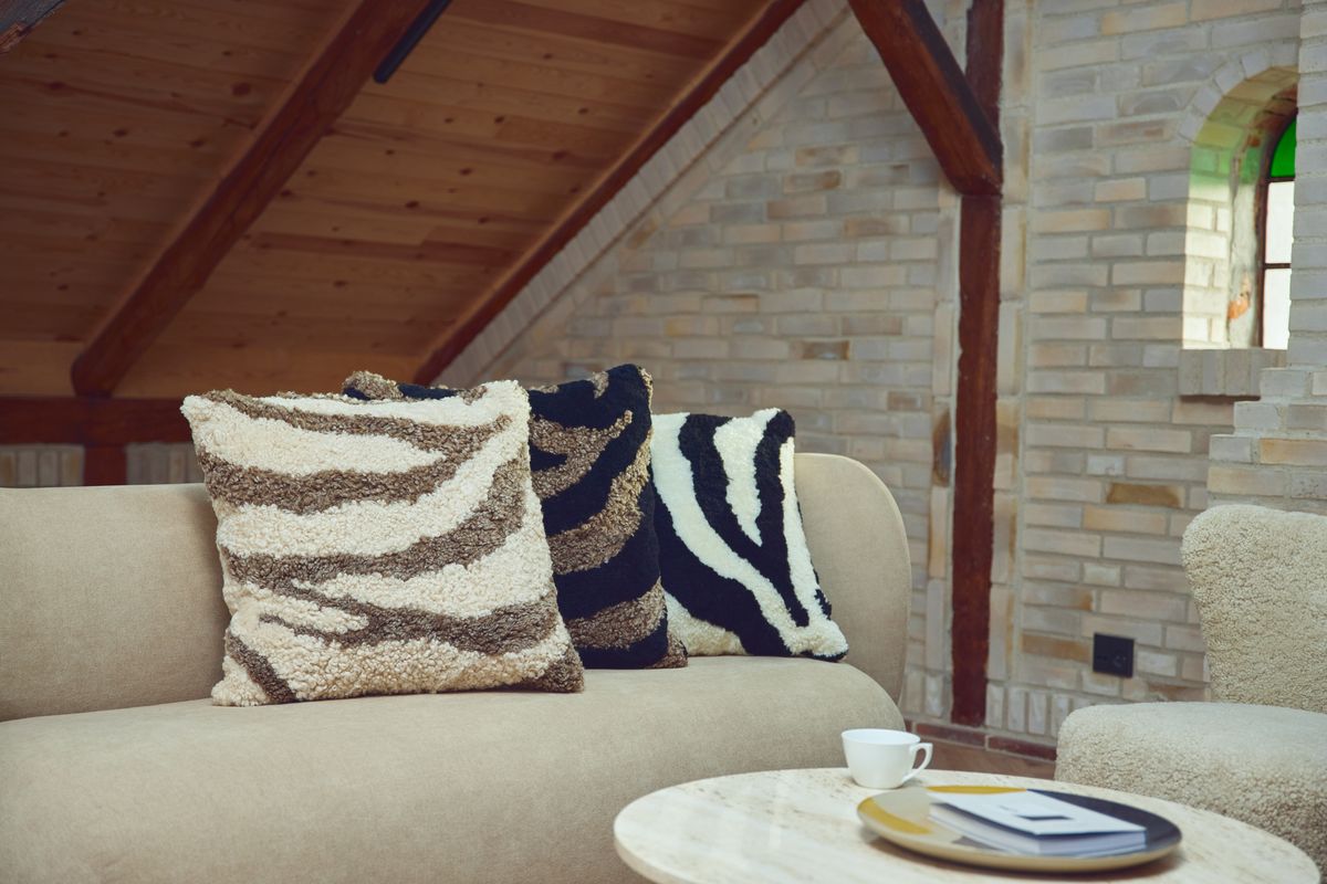 Zebra Lammeskindspude | Korthåret | New Zealand | Dobbeltsidet | 60x60 cm