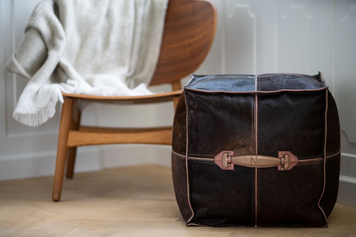 Puf med håndtag | Koskind | 45x82x38 cm