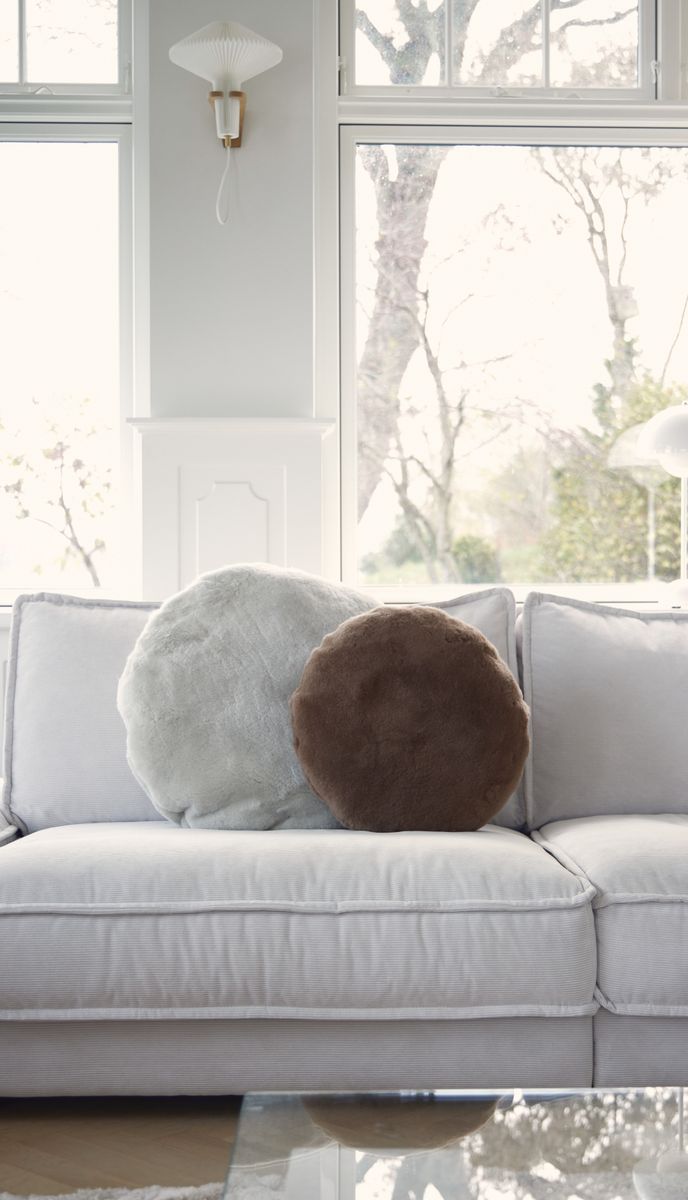 Lammeskindspude | Velvet | Moccasin | Dobbeltsidet | Ø45 cm & Ø62 cm