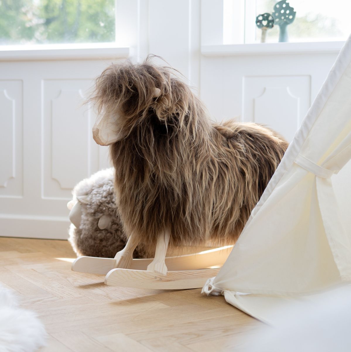 Rokkefår Povl Kjer Design | Gotlandsk Lammeskind | Stor L85xB25xH60 cm