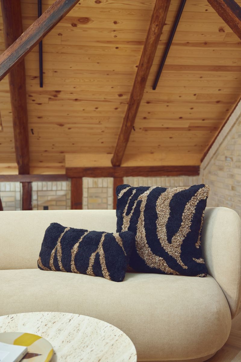 Zebra Lammeskindspude | Korthåret | New Zealand | Dobbeltsidet | 30x60 cm