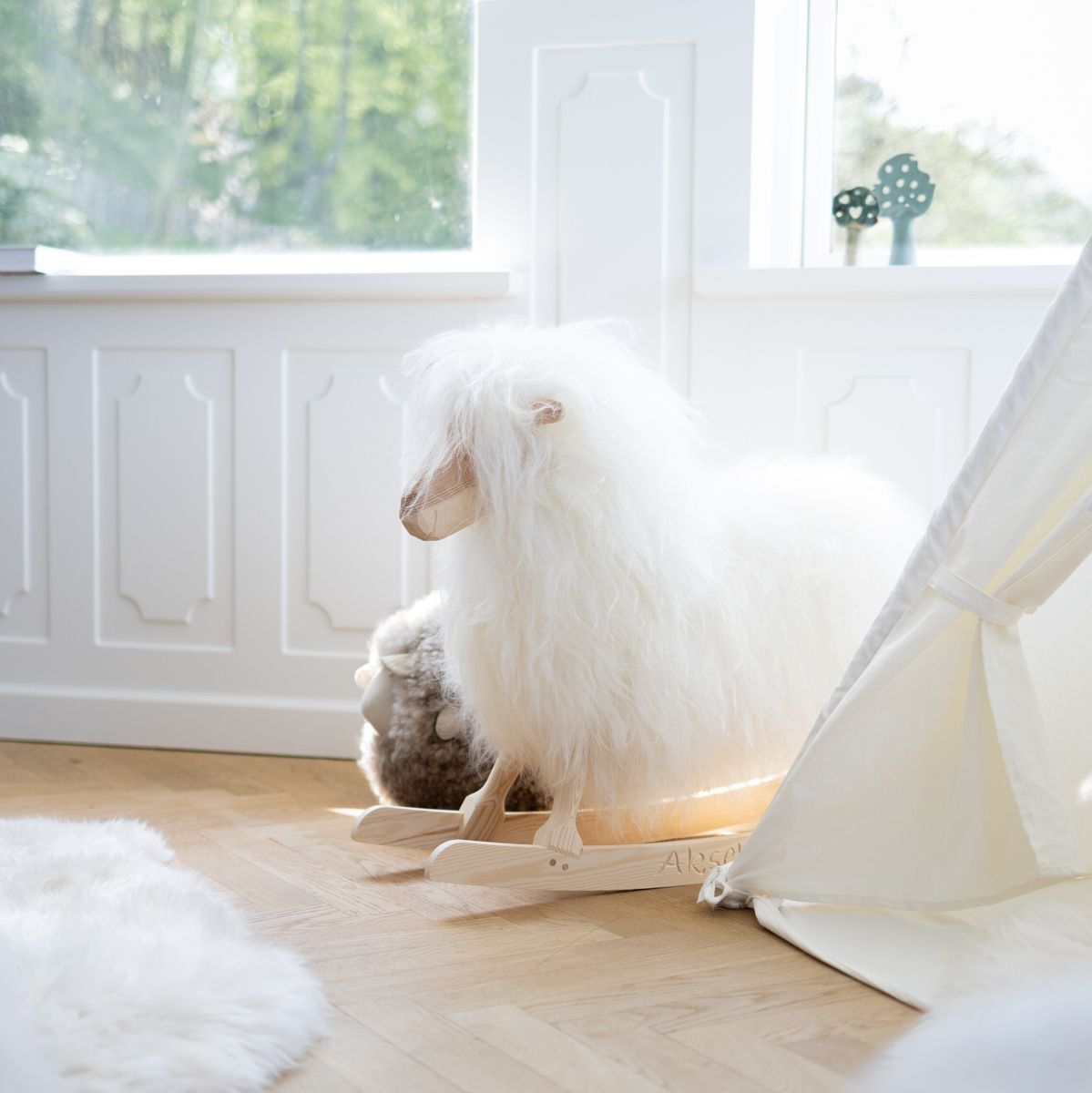 Rokkefår Povl Kjer Design | Korthåret Lammeskind | Stor L85xB25xH60 cm