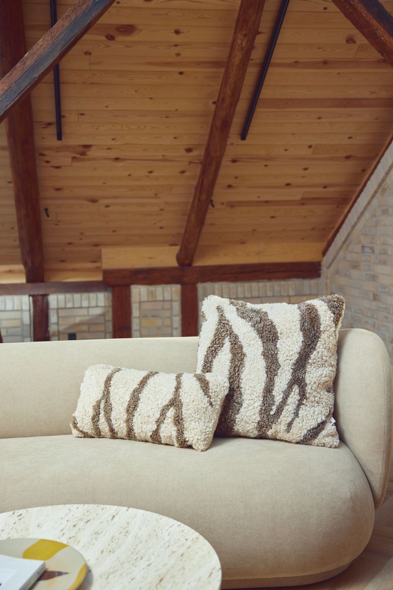 Zebra Lammeskindspude | Korthåret | New Zealand | Dobbeltsidet | 30x60 cm