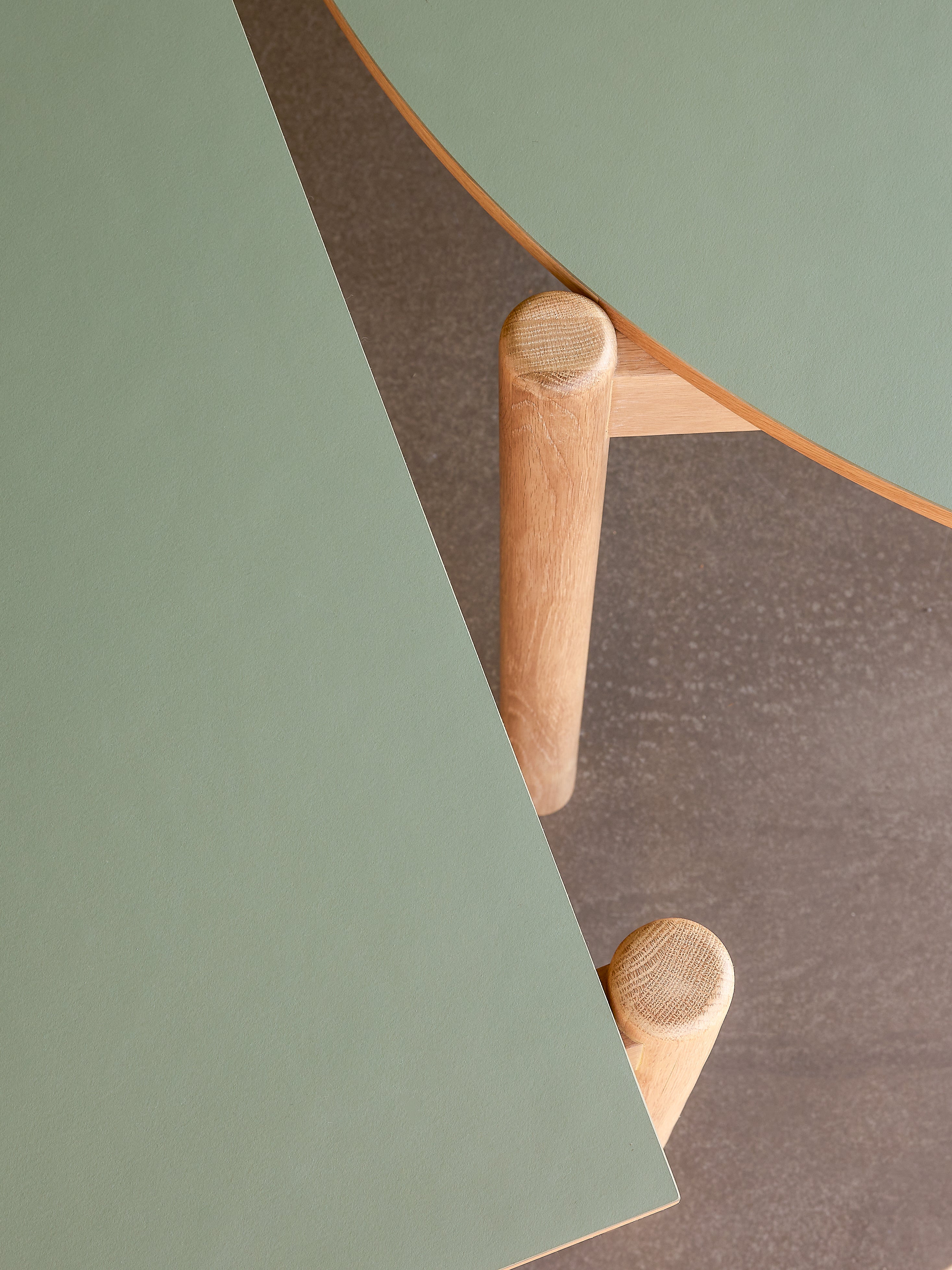 Oblique Spisebord Rund Olivengrøn - ø115xh75cm