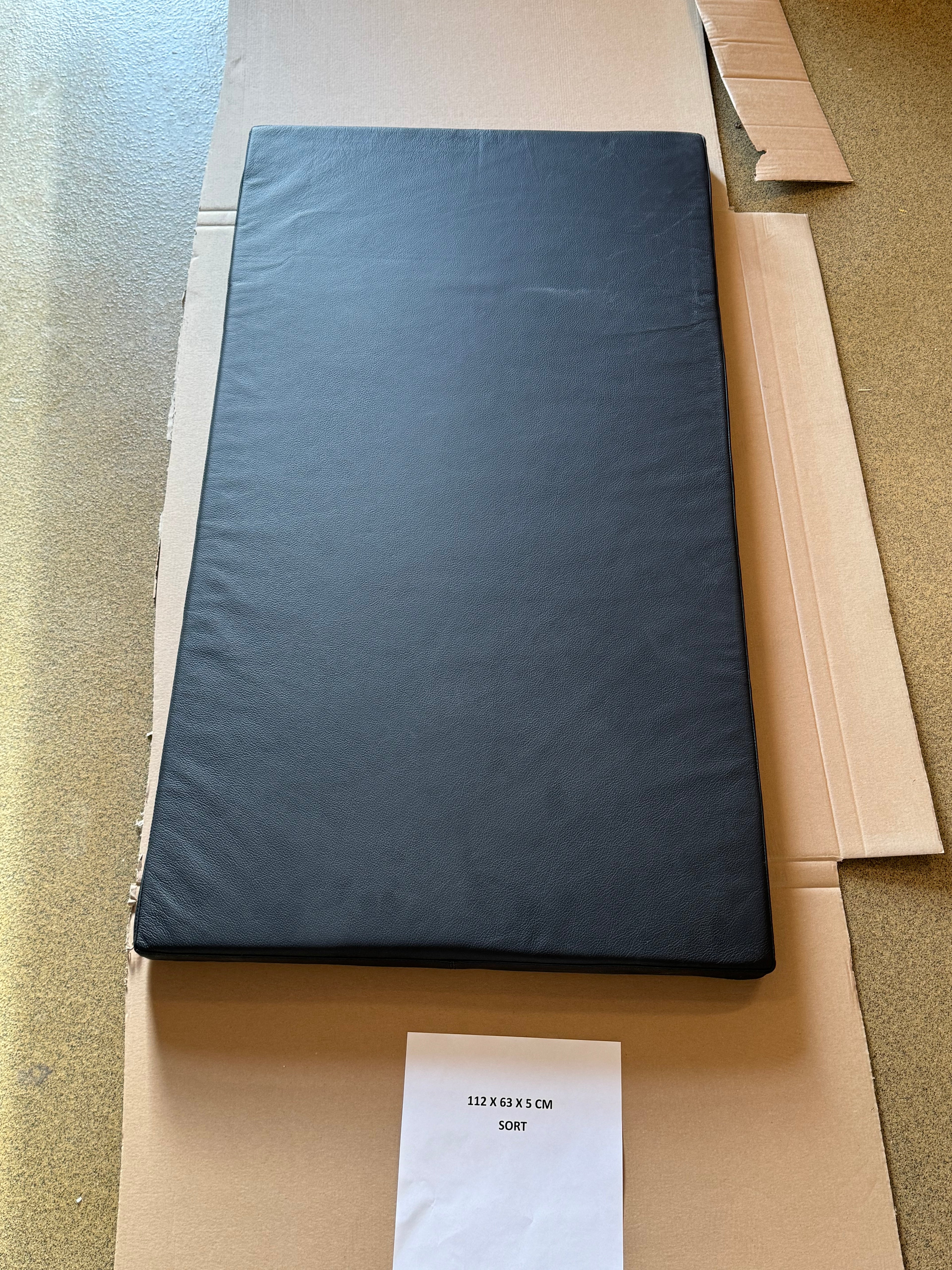 Sort læderhynde 112x63x4 cm