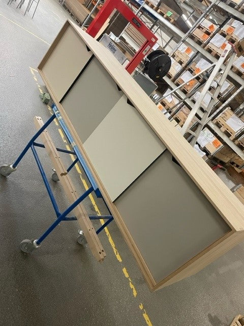 UDSTILLINGSMODEL - Andersen Furniture - S1 sideboard - L200xD50xH68 cm - eg/sæbe med flerfarvede låger