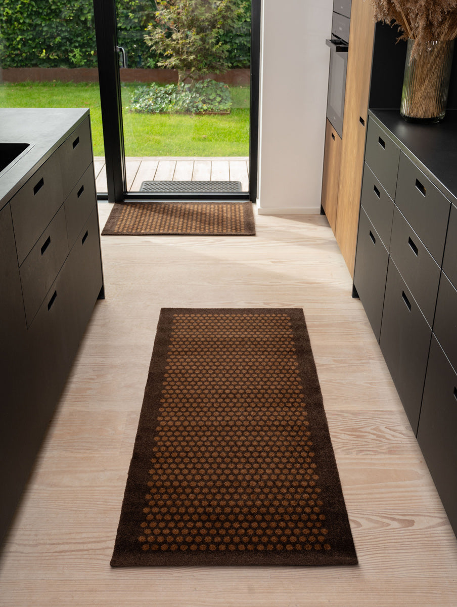 NYHED - TÆPPE/MÅTTE 60 x 90 CM - DOT/COGNAC-DARK BROWN - Tica Copenhagen - DesignGaragen.dk