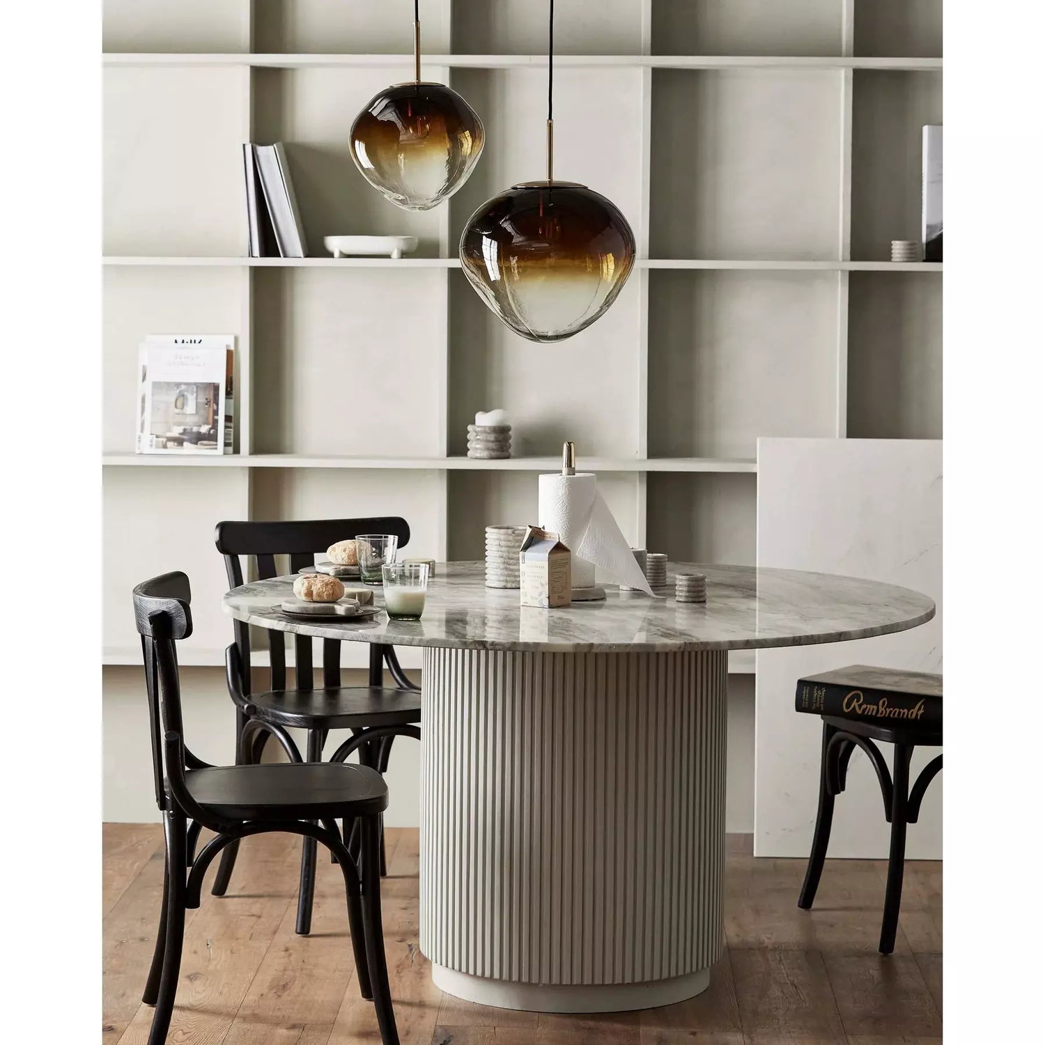 ERIE rundt spisebord i træ og marmor - ø140 cm - råhvid, brun, beige