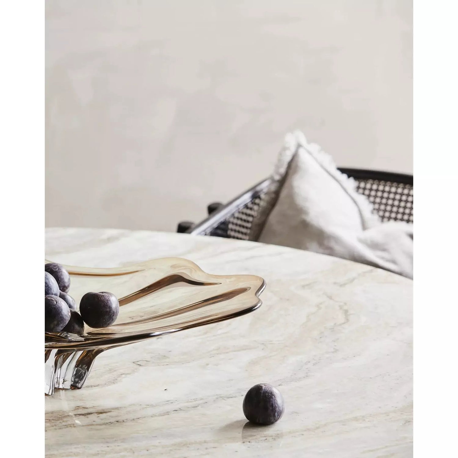 ERIE rundt spisebord i træ og marmor - ø140 cm - råhvid, brun, beige