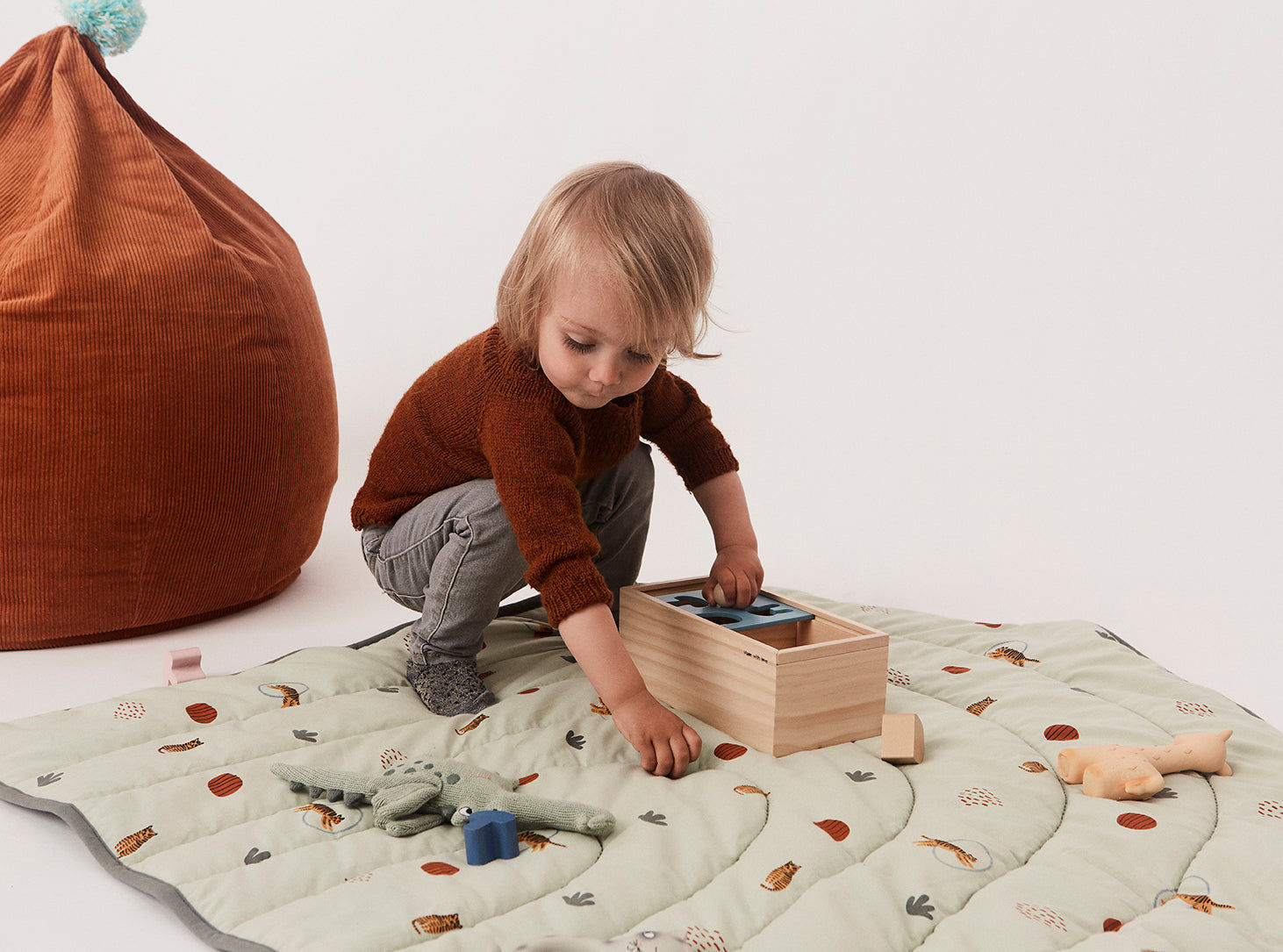 OYOY MINI Fløjl Sækkestol - Karamel