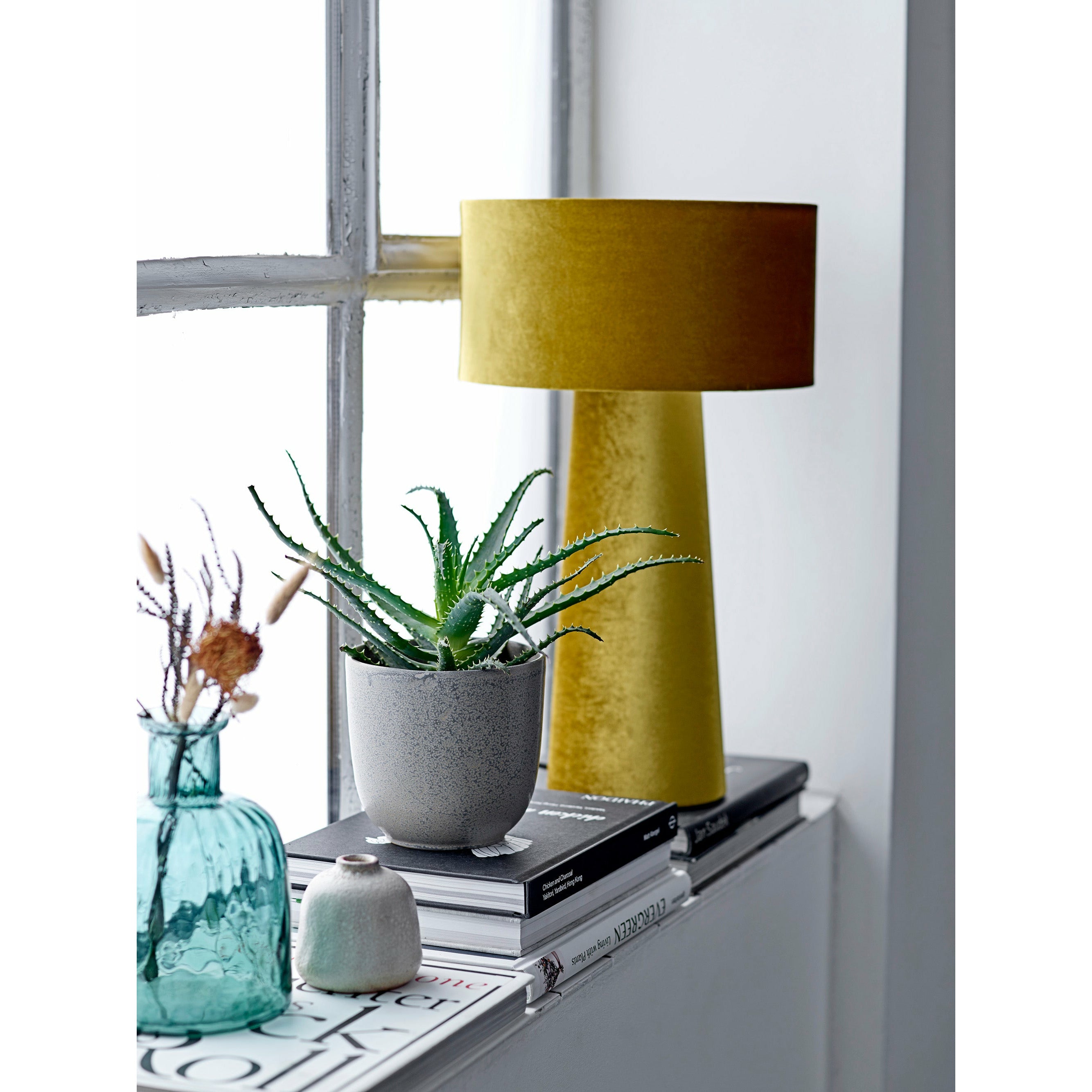 BLOOMINGVILLE Dafna Bordlampe, Gul, Polyester - D30xH50 cm - DesignGaragen.dk.