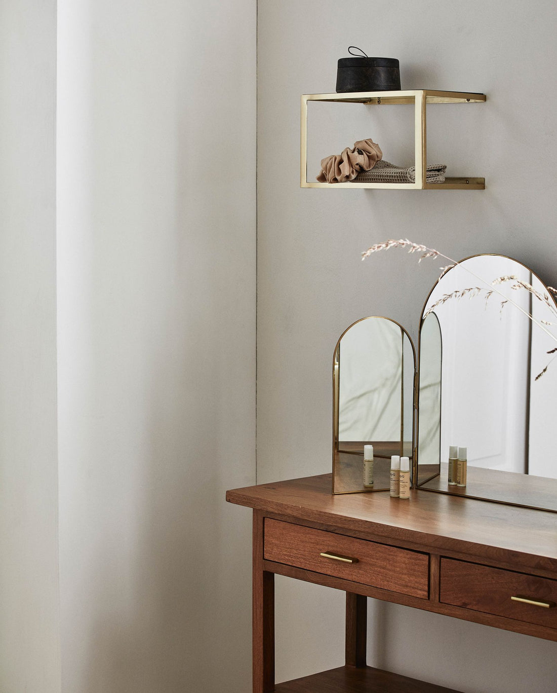 NERA hylde/sengebord i metal med glas - 36x20 cm - guld finish