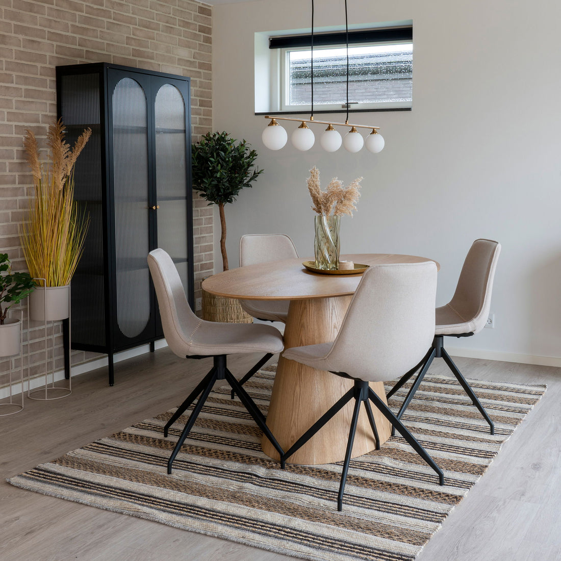 Spisebord og 4 spisebordsstole