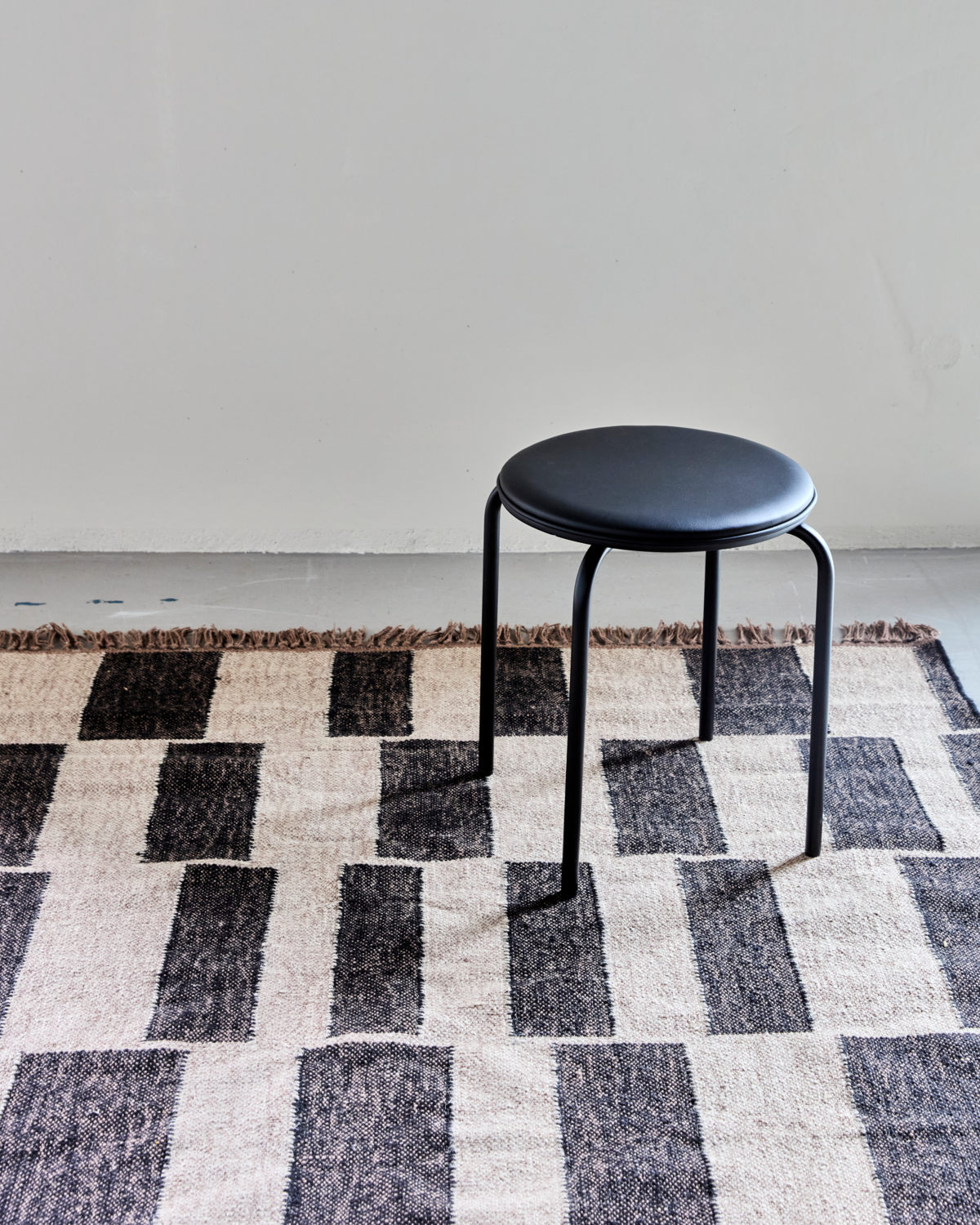 Skammel, HDPova, Sort