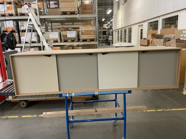 UDSTILLINGSMODEL - Andersen  Furniture - S1 sideboard - L200xD50xH68 cm - eg/sæbe med flerfarvede låger