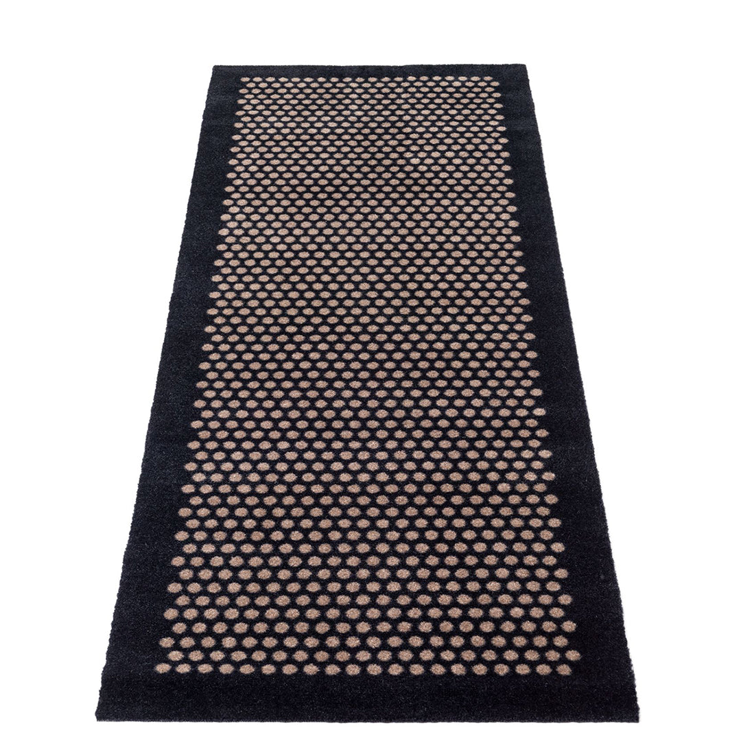 GULVMÅTTE 67 x 200 CM DOTS/BLACK SAND - Tica Copenhagen - DesignGaragen.dk