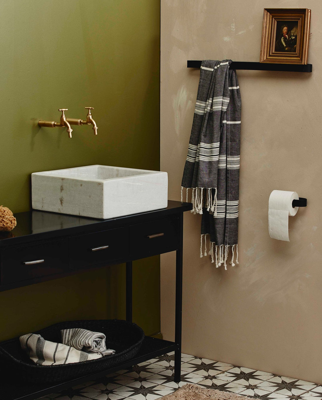 SOTRA toiletrulleholder i rustfrit stål - L16,5 cm - sort