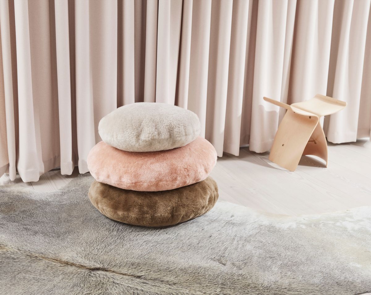 Lammeskindspude | Velvet | Moccasin | Dobbeltsidet | Ø45 cm &amp; Ø62 cm