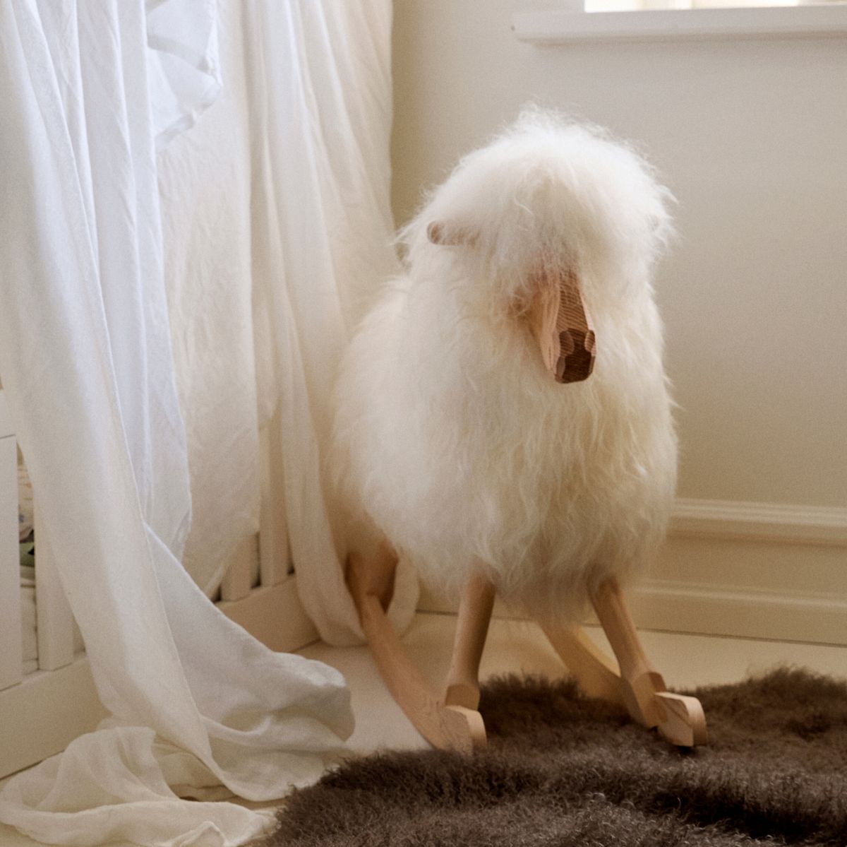 Rokkefår Povl Kjer Design | Langhåret Lammeskind | Stor L85xB25xH60 cm