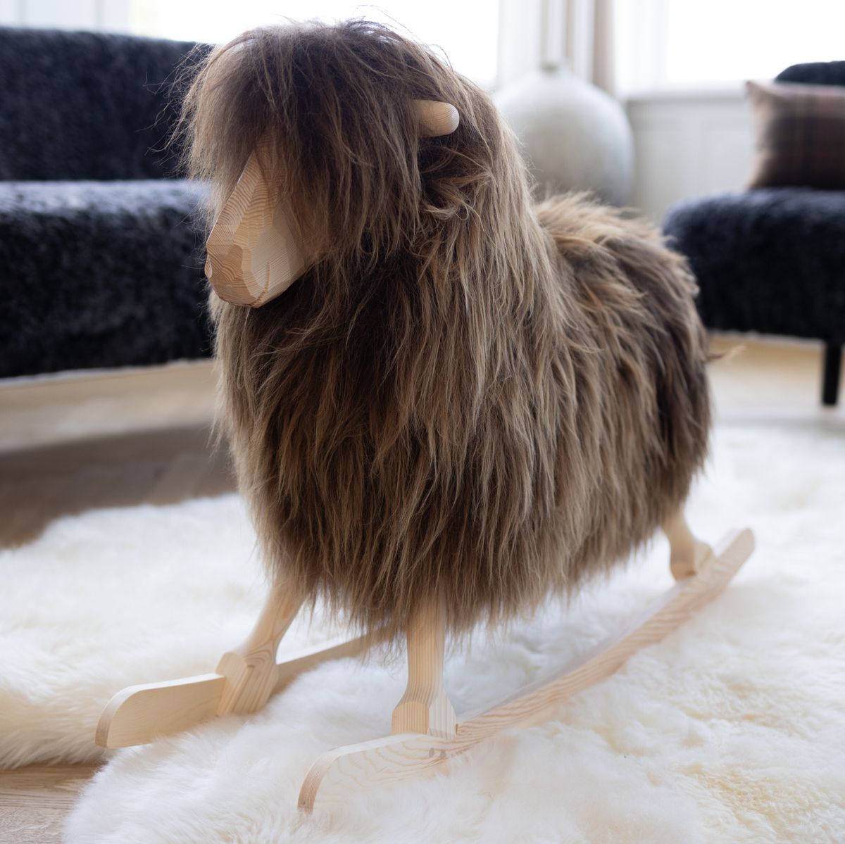 Rokkefår Povl Kjer Design | Gotlandsk Lammeskind | Stor L85xB25xH60 cm