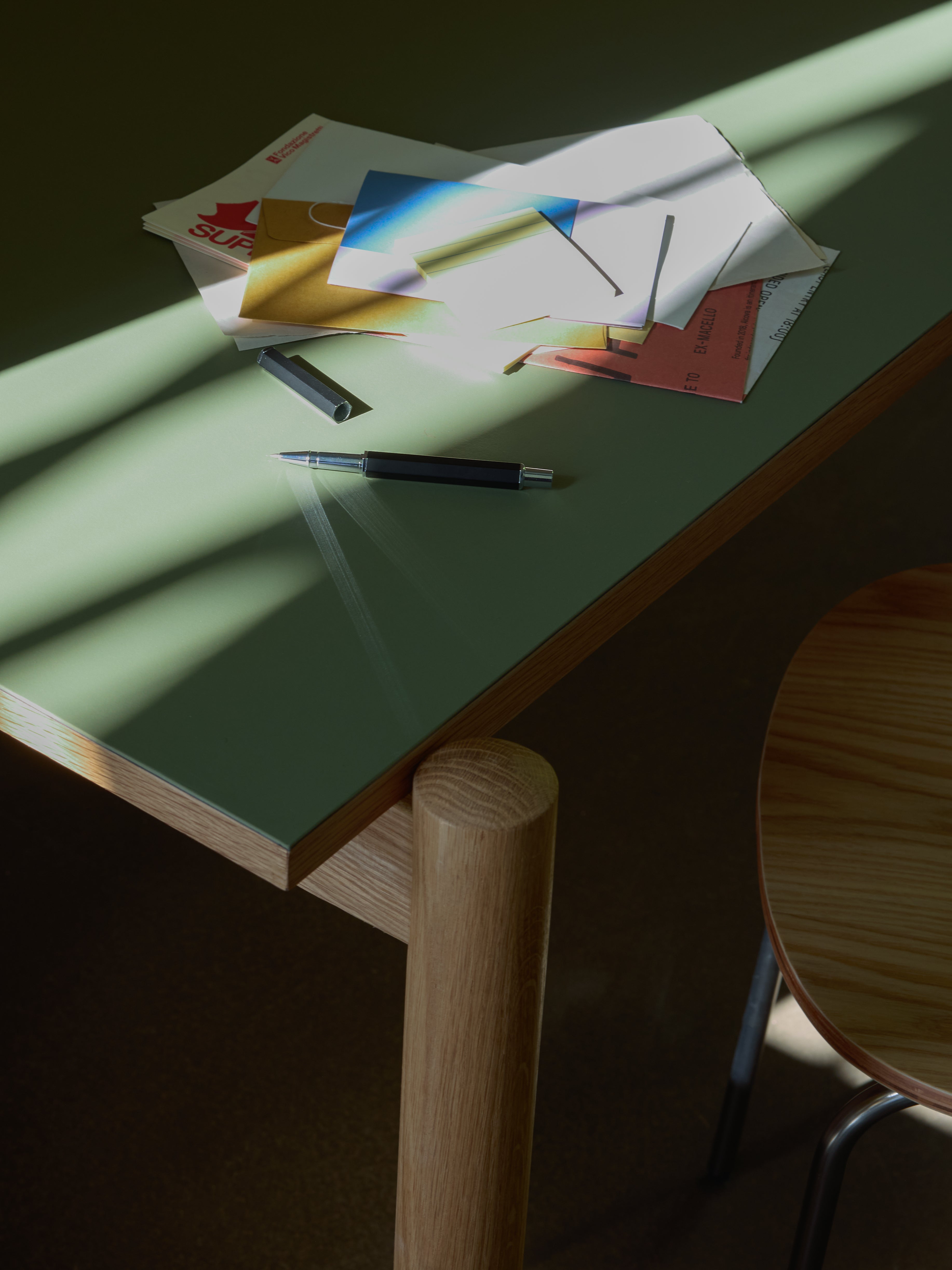 Oblique Skrivebord Olivengrøn - 140x81xh75cm