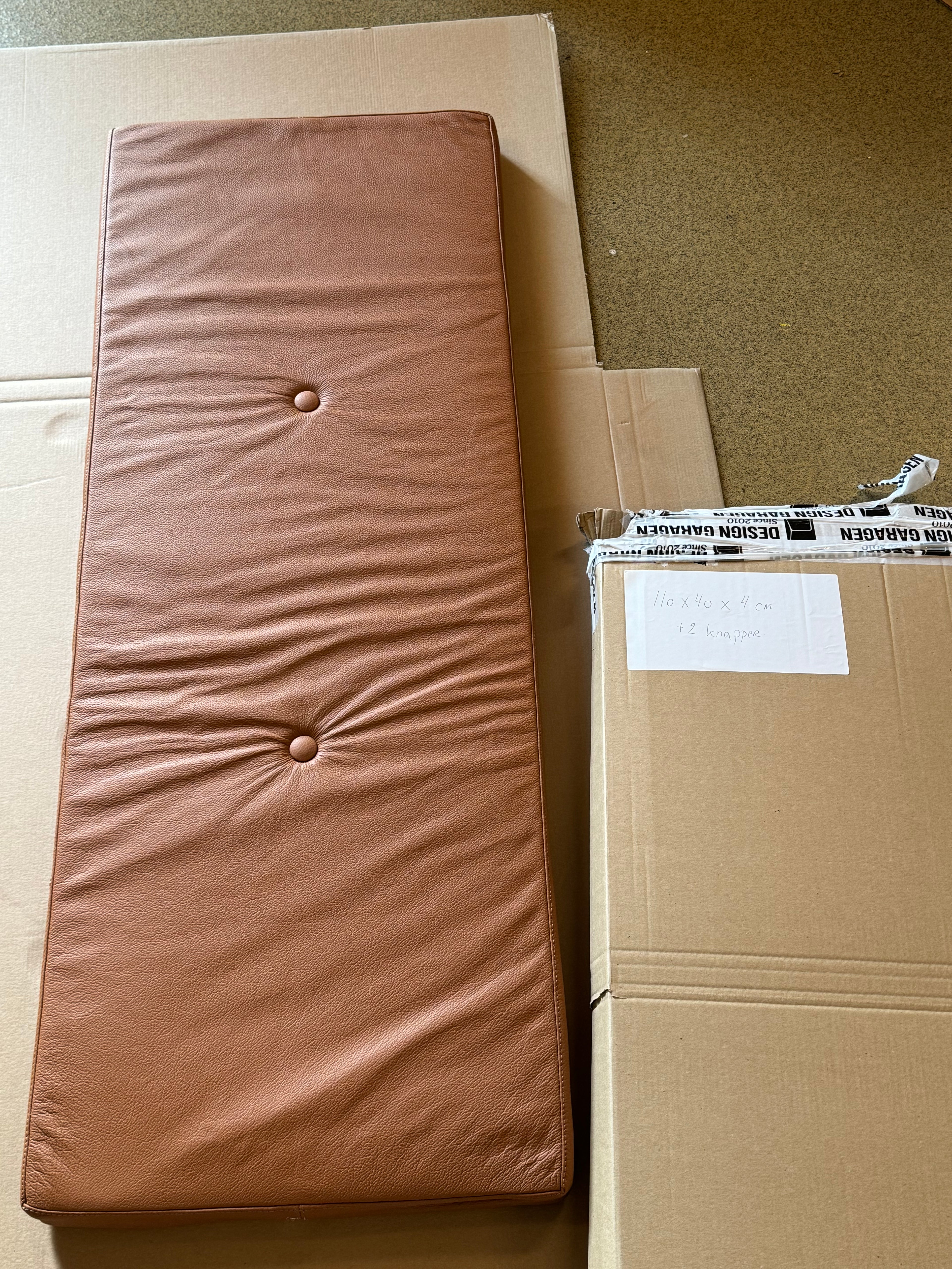 Cognac læderhynde 110x40x4 cm med knapper