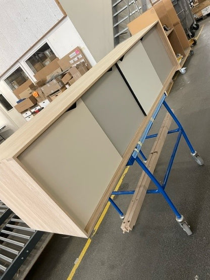 UDSTILLINGSMODEL - Andersen  Furniture - S1 sideboard - L200xD50xH68 cm - eg/sæbe med flerfarvede låger