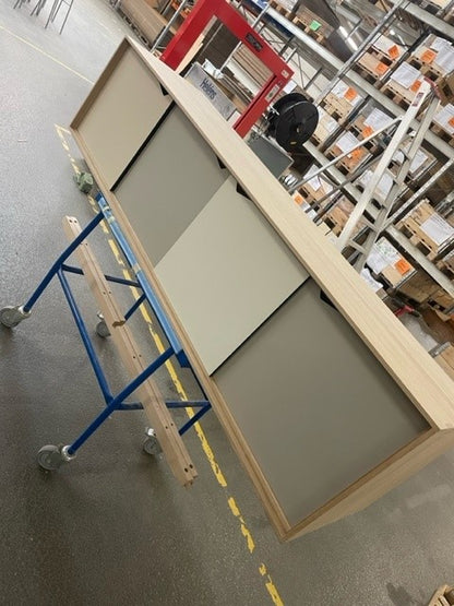 UDSTILLINGSMODEL - Andersen  Furniture - S1 sideboard - L200xD50xH68 cm - eg/sæbe med flerfarvede låger