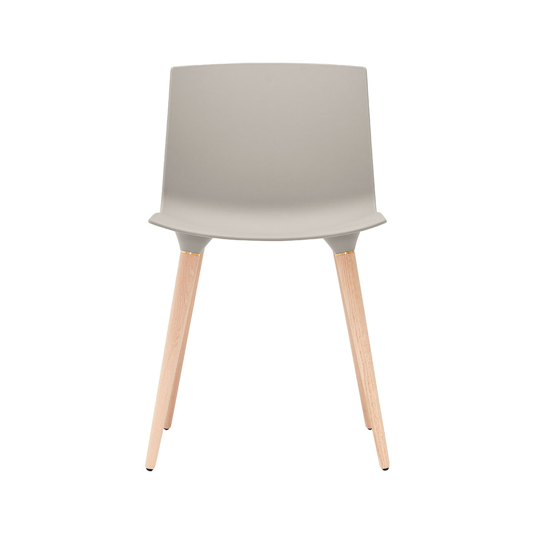 Andersen Furniture TAC - sæde i grå - ben i eg/hvid pigm. lak - DesignGaragen.dk.