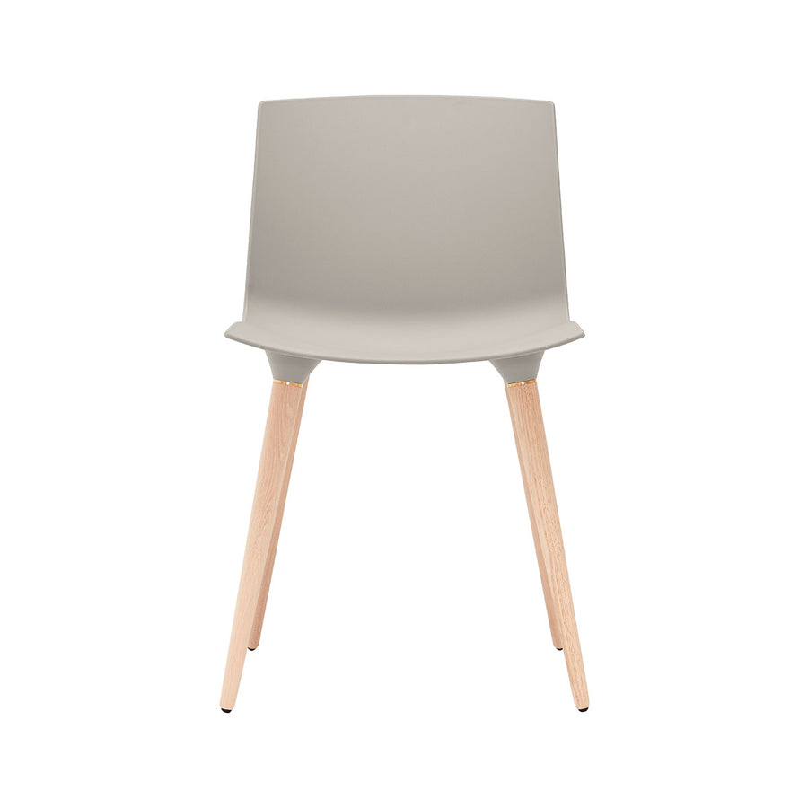 Andersen Furniture TAC - sæde i grå - ben i eg/hvid pigm. lak - DesignGaragen.dk.