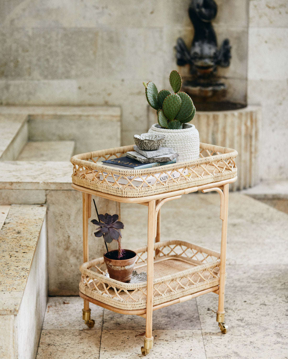 LIRI rullebord i rattan - 62x42 cm - natur