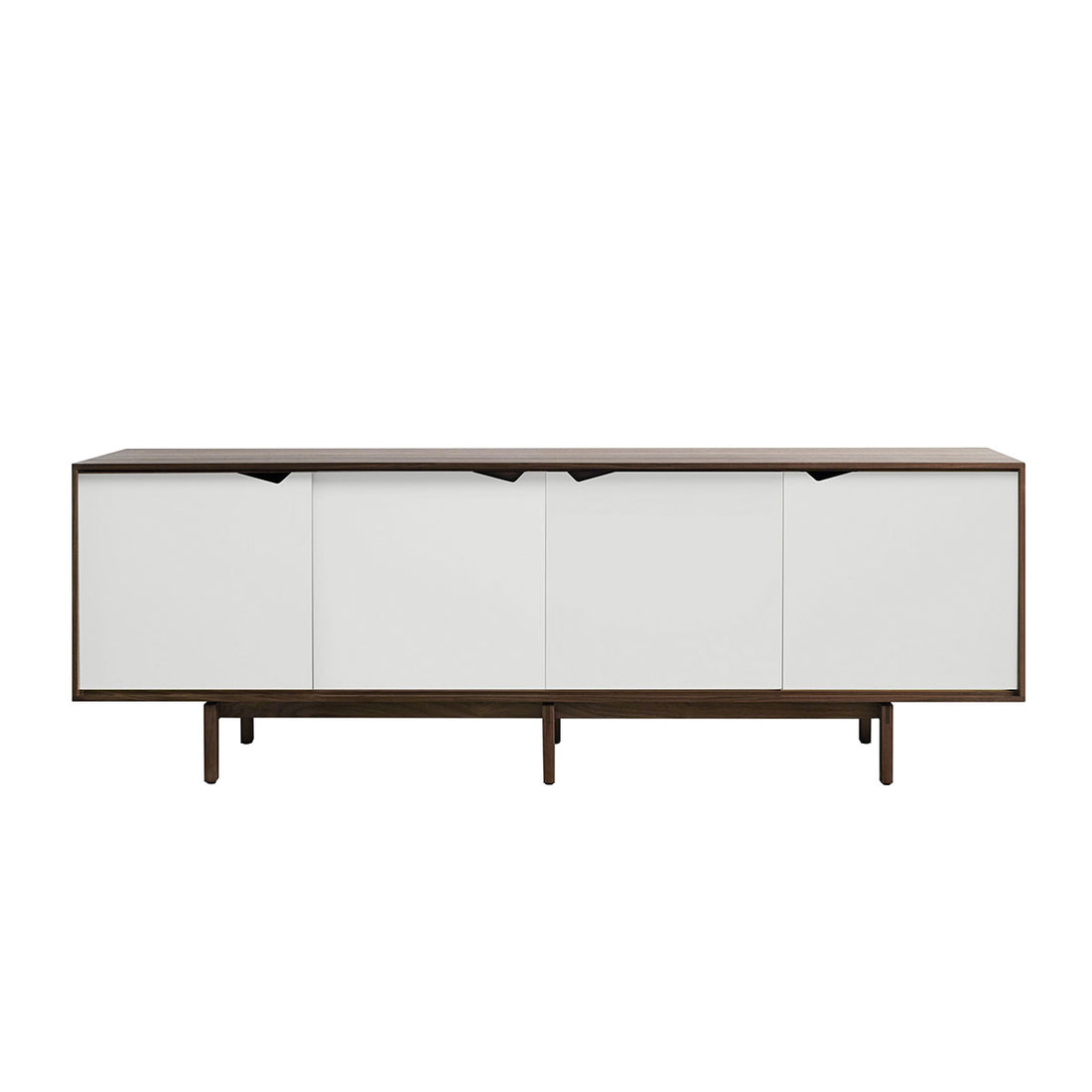 Andersen Furniture S1 sideboard - L200xD50xH68 cm - valnød med hvide låger - DesignGaragen.dk.