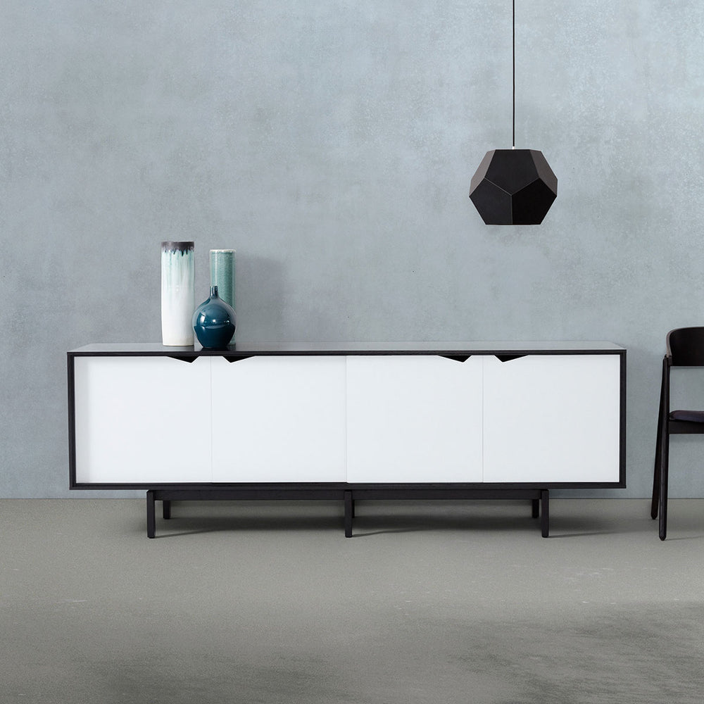 Andersen Furniture S1 sideboard - L200xD50xH68 cm - sort med hvide låger - DesignGaragen.dk.