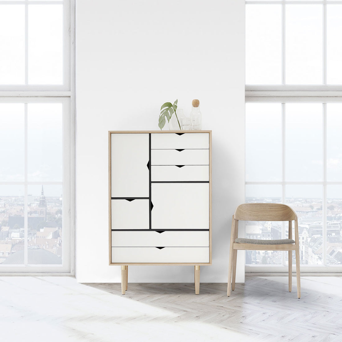 Andersen Furniture S5 opbevaringsmøbel i eg/sæbe med hvid front - B83xD43xH132 cm - DesignGaragen.dk.