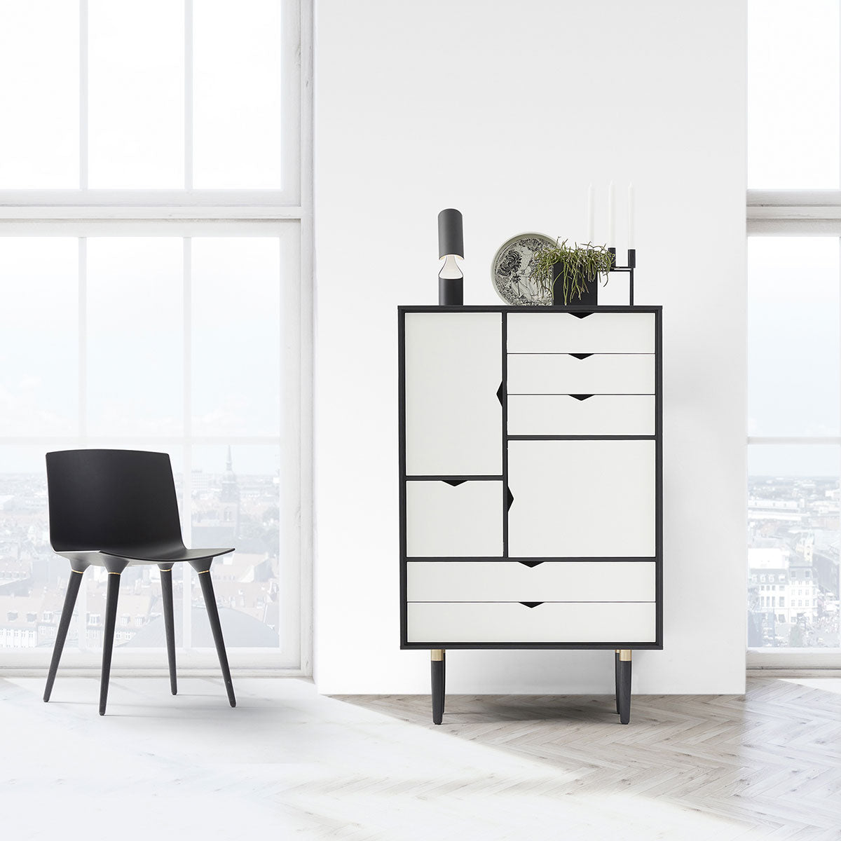 Andersen Furniture S5 opbevaringsmøbel i sort med hvid front - B83xD43xH132 cm - DesignGaragen.dk.