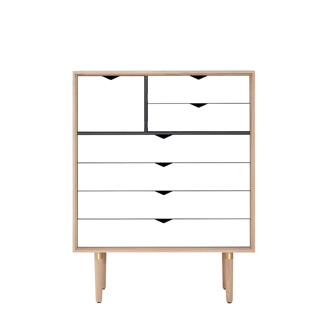 Andersen Furniture S8 kommode  i eg/sæbe med hvide fronter - B83xD43xH107 cm - DesignGaragen.dk.