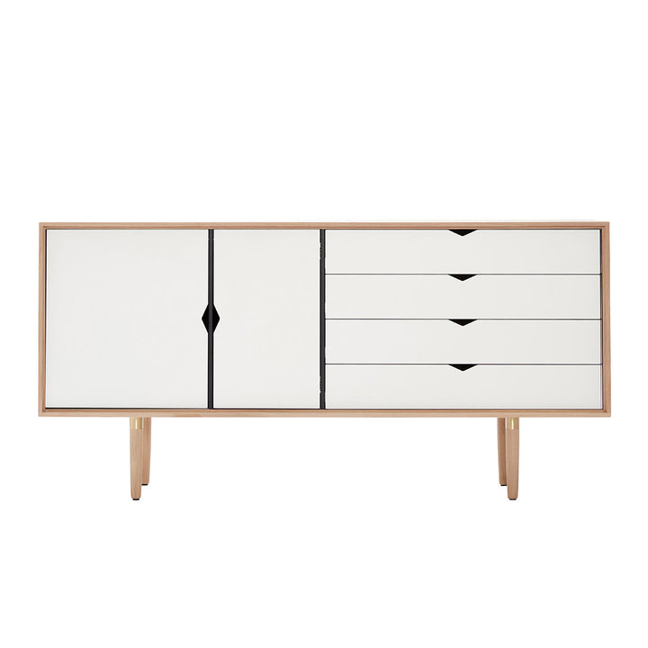 Andersen Furniture S6 sideboard i eg/sæbe med hvide fronter - B163xD43xH80 cm - DesignGaragen.dk.