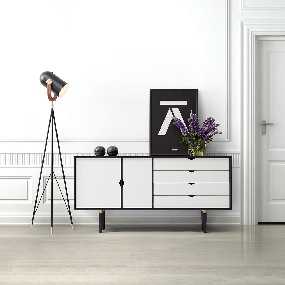 Andersen Furniture S6 sideboard i sort med hvide fronter - B163xD43xH80 cm - DesignGaragen.dk.