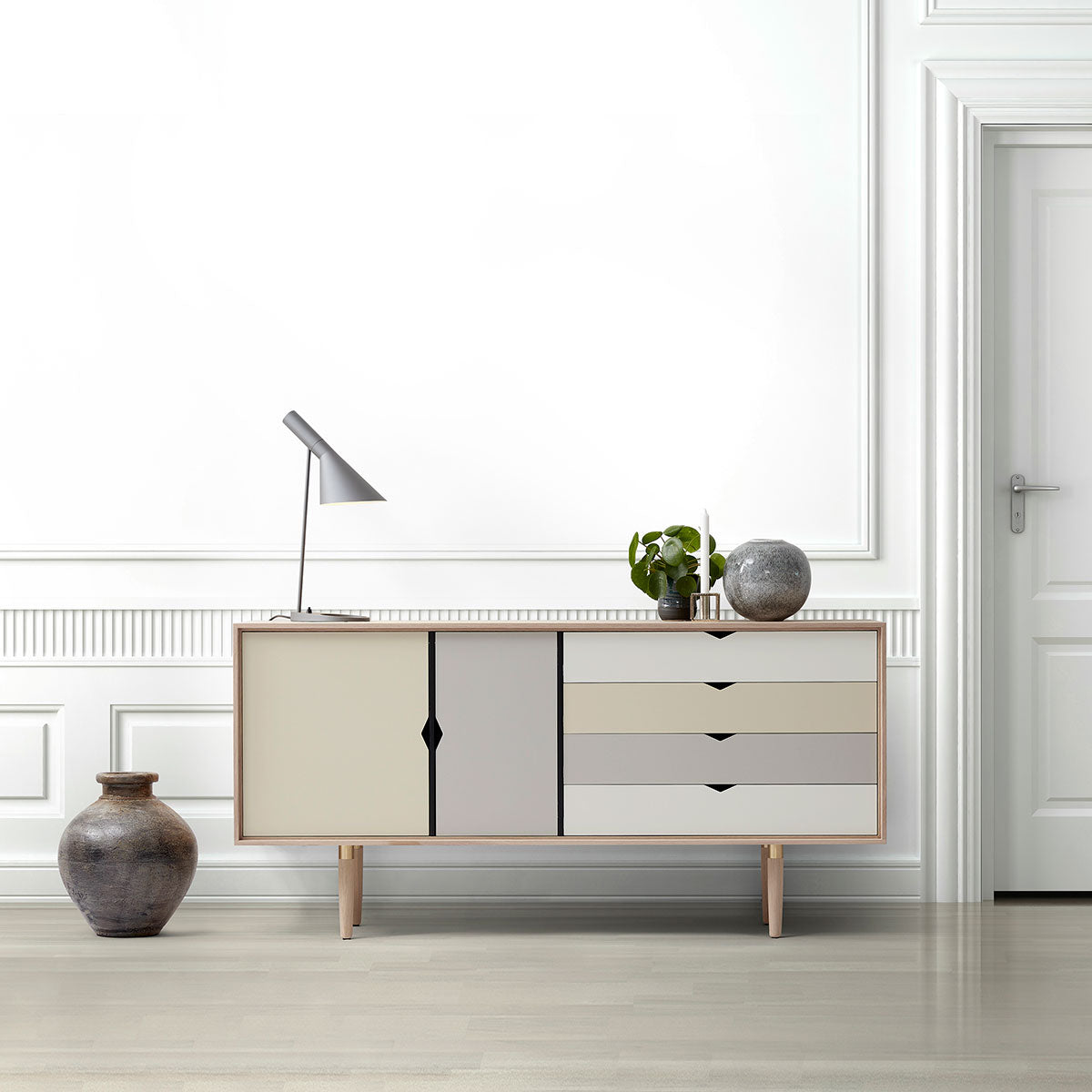 Andersen Furniture - S6 sideboard i eg/sæbe med flerfarvede fronter - B163xD43xH80 cm - Andersen Furniture - DesignGaragen.dk