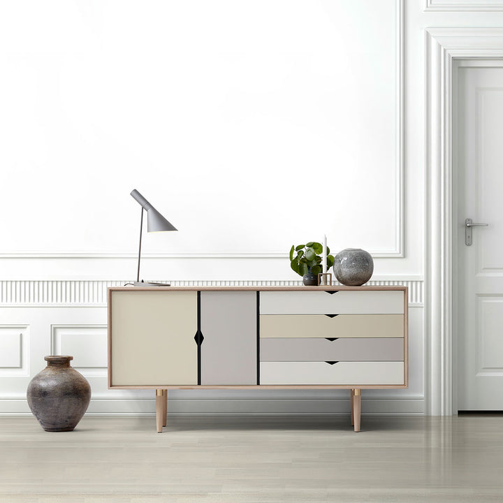 Andersen Furniture - S6 sideboard i eg/sæbe med flerfarvede fronter - B163xD43xH80 cm - Andersen Furniture - DesignGaragen.dk