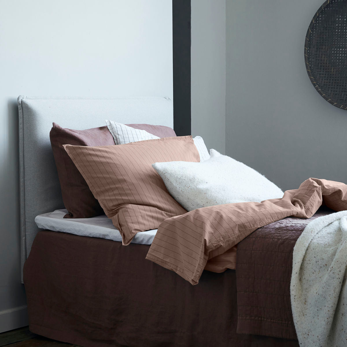 By Nord-Sengesæt, Dagny, Straw w. bark-l: 200 cm, w: 140 cm, w: 63 cm, h: 60 cm