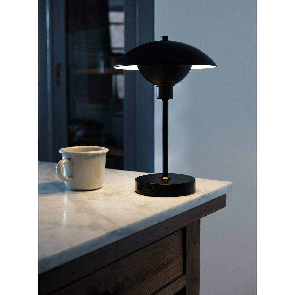 Dyberg Larsen Roma bordlampe sort - Ø20xH30cm - DesignGaragen.dk.