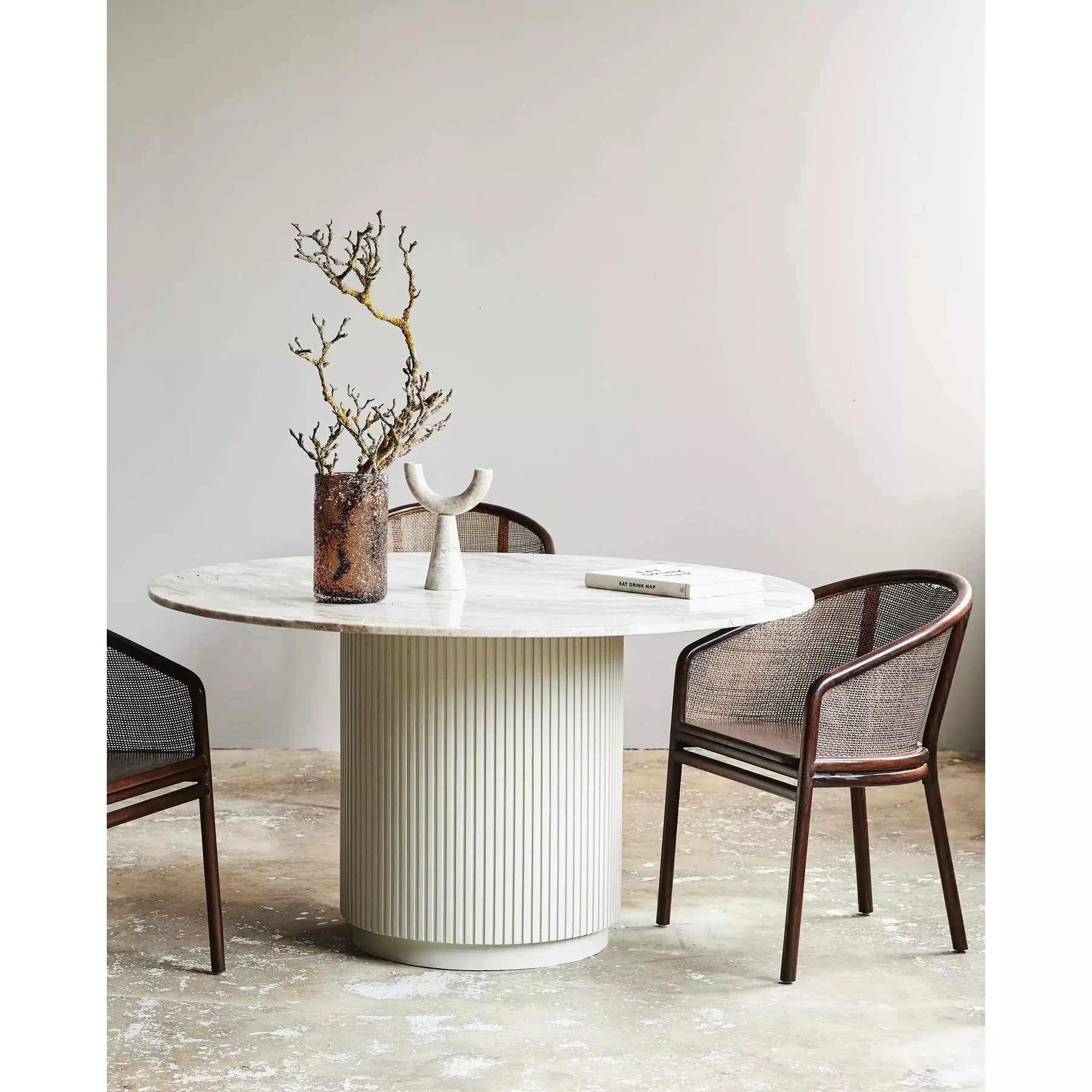 ERIE rundt spisebord i træ og marmor - ø140 cm - råhvid, brun, beige