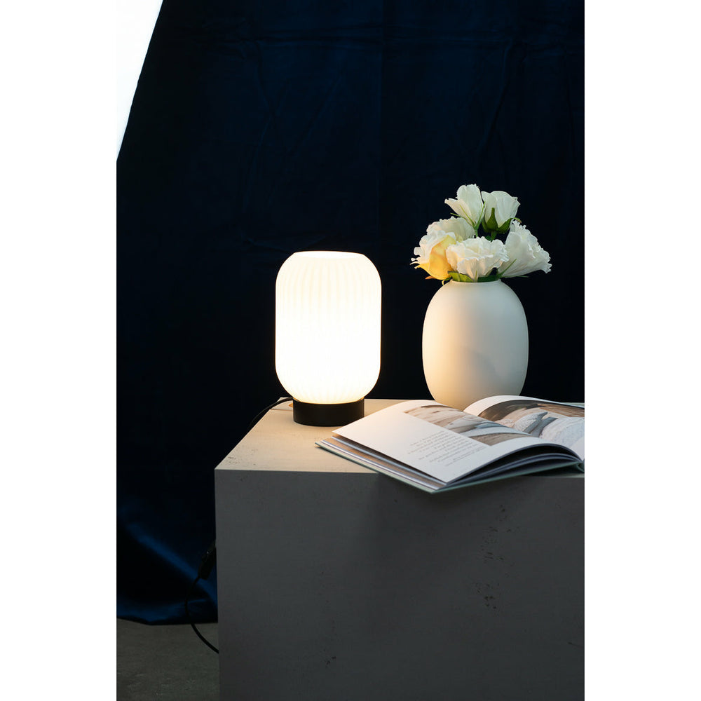 Dyberg Larsen Riflet bordlampe lille - Ø13,5xH23cm - DesignGaragen.dk.
