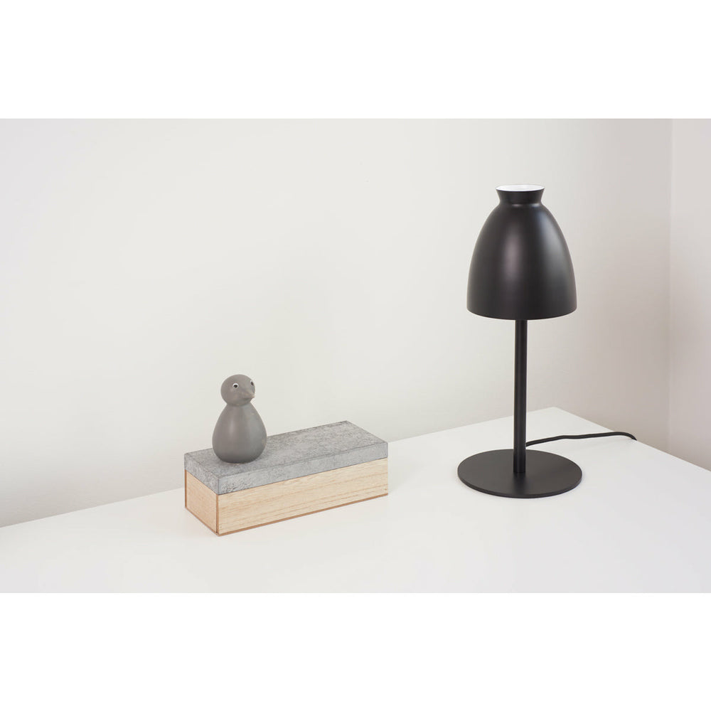 Dyberg Larsen Milano bordlampe sort - Ø16xH40cm - DesignGaragen.dk.